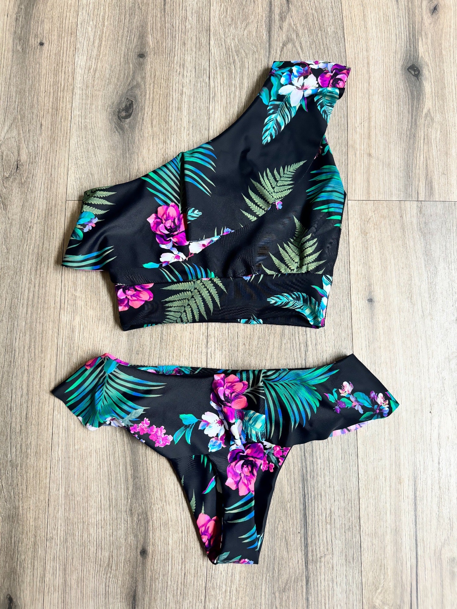 TOP UN HOMBRO VOLADOS + BOTTOMS VOLADOS ESTAMPADO A ELECCIÓN