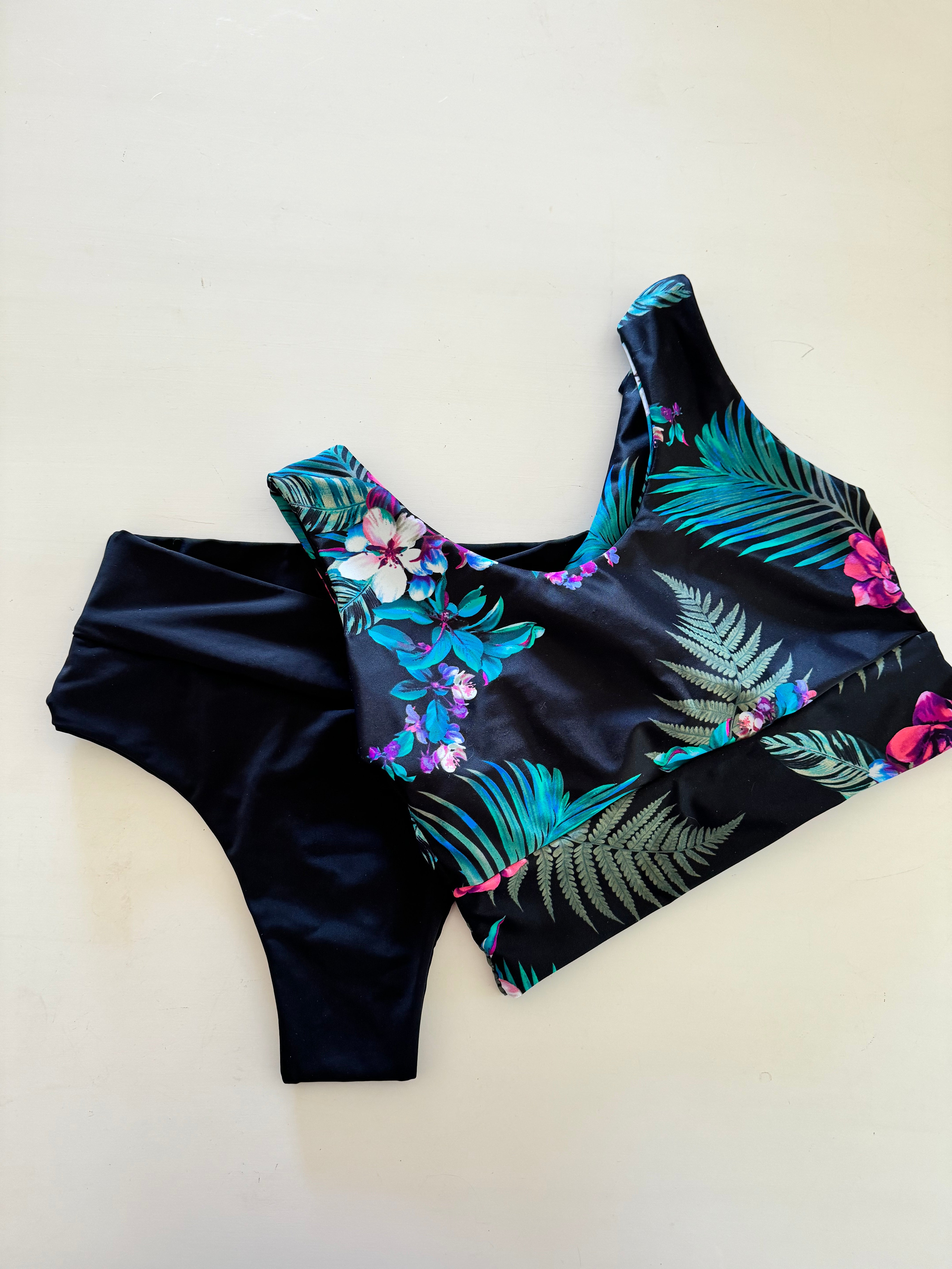 TOP CURAZAO ESTAMPADO A ELECCION + BOTTOMS CROSSOVER BLACK